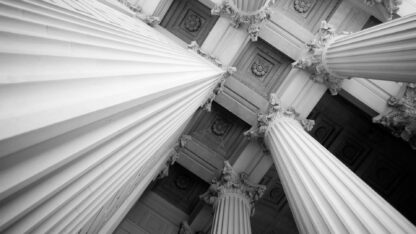Perspective of a ceiling supported by several columns.