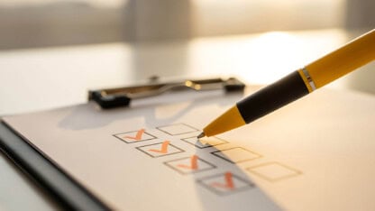 Pen, clipboard, checklist representing Illinois unclaimed property compliance